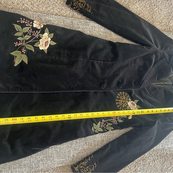 CAbi Black Velvet Embroidered Floral Coat Boho Statement Jacket Size 2 - Picture 8 of 16